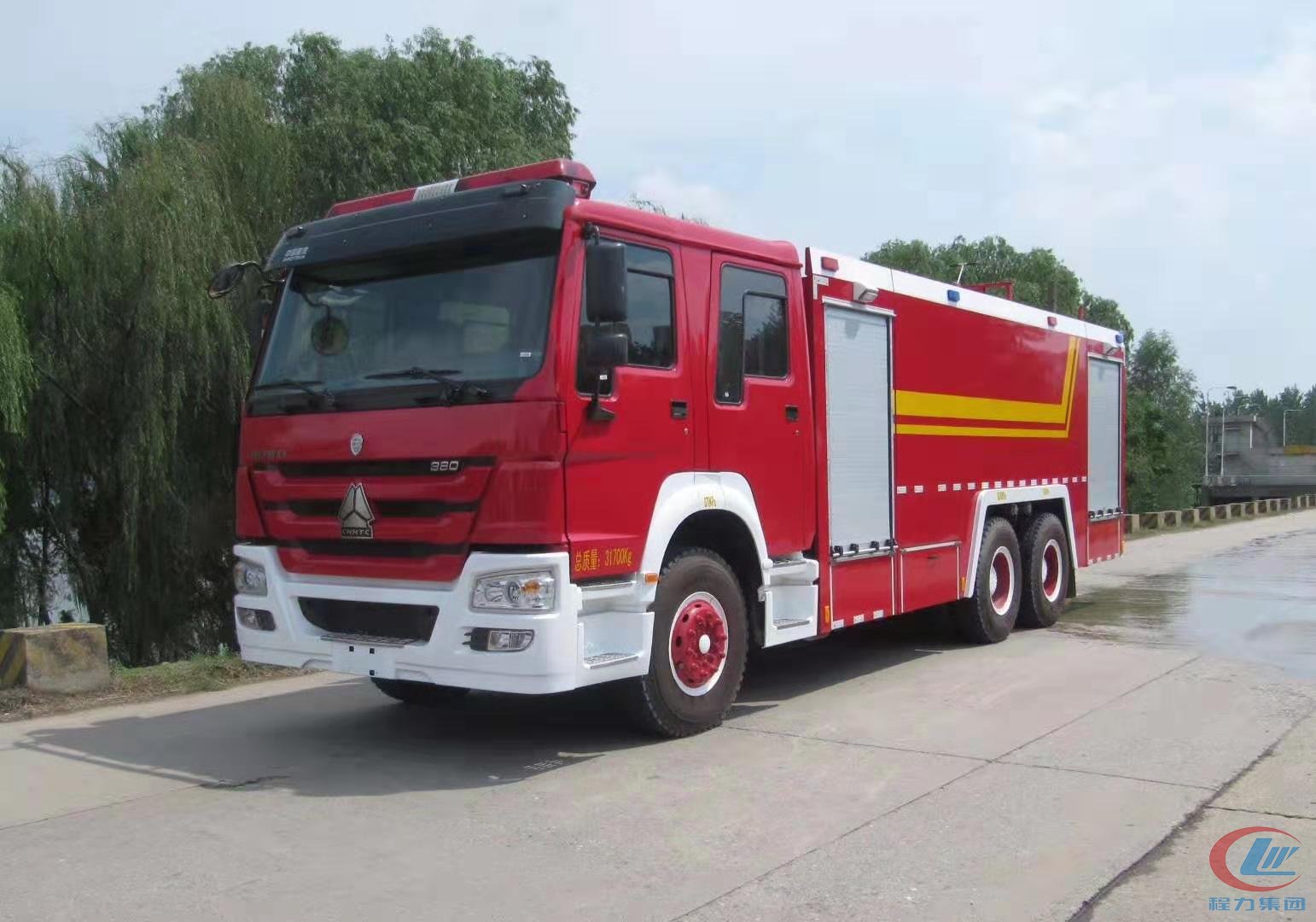 重汽豪沃后双桥泡沫消防车